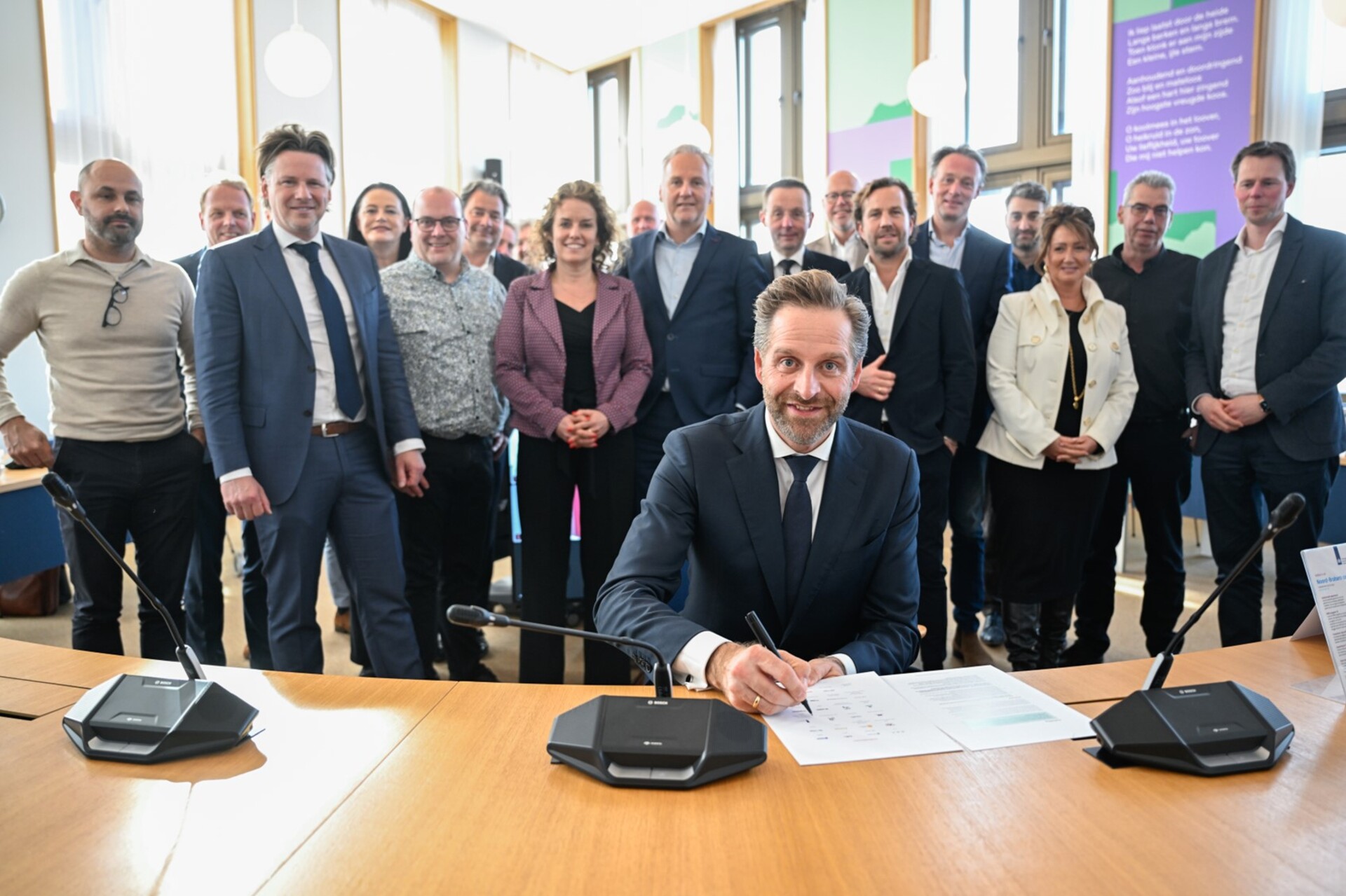 Minister Hugo de Jonge en een groep voor het convenant