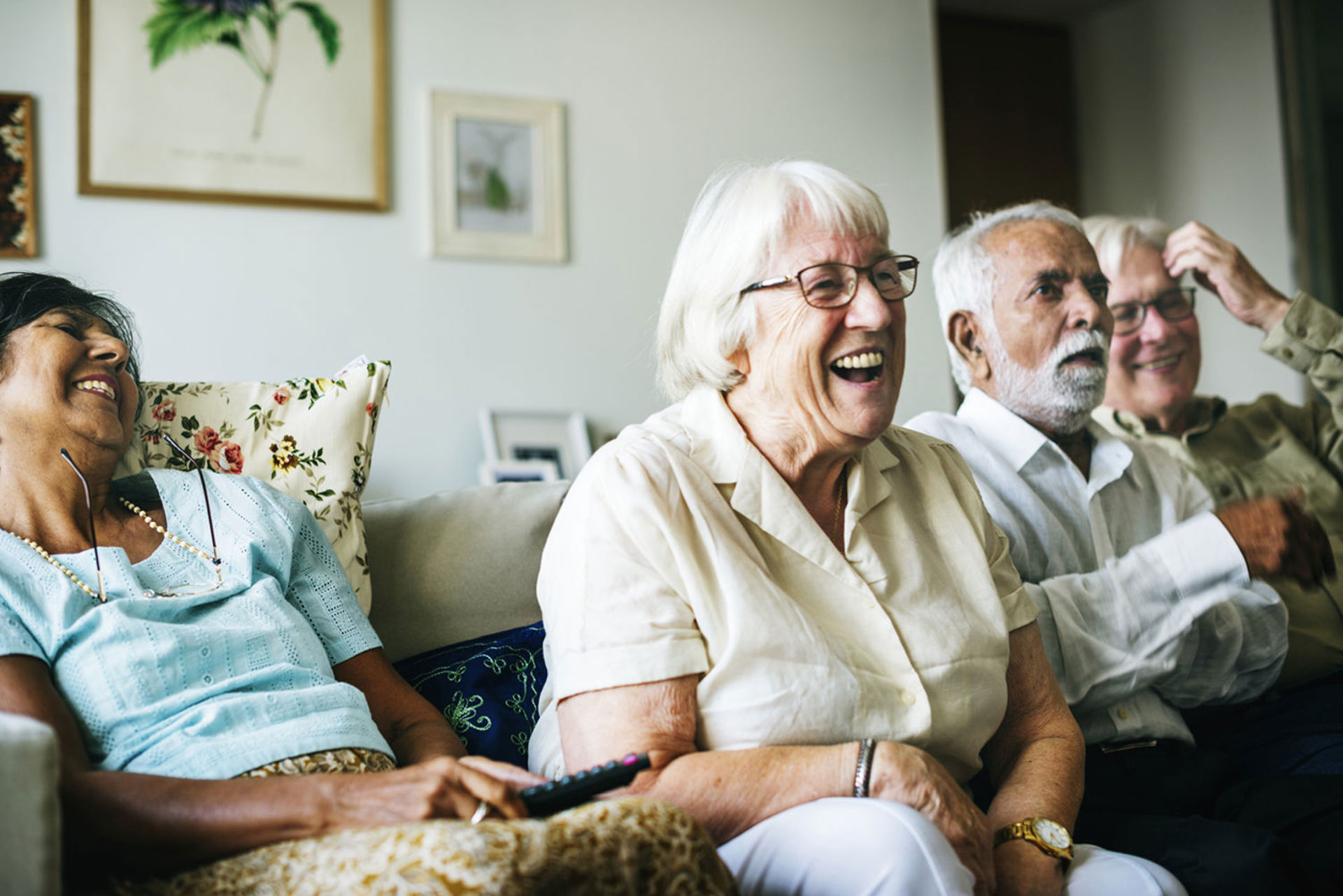 Senioren aan het lachen op de bank