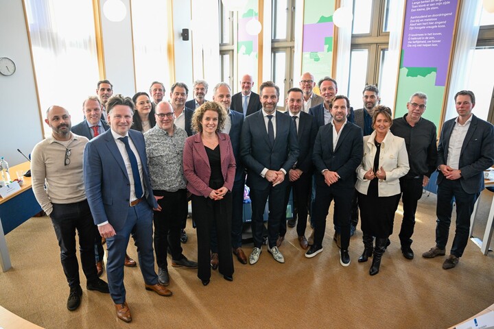 Groep en minister Hugo de Jonge voor het convenant